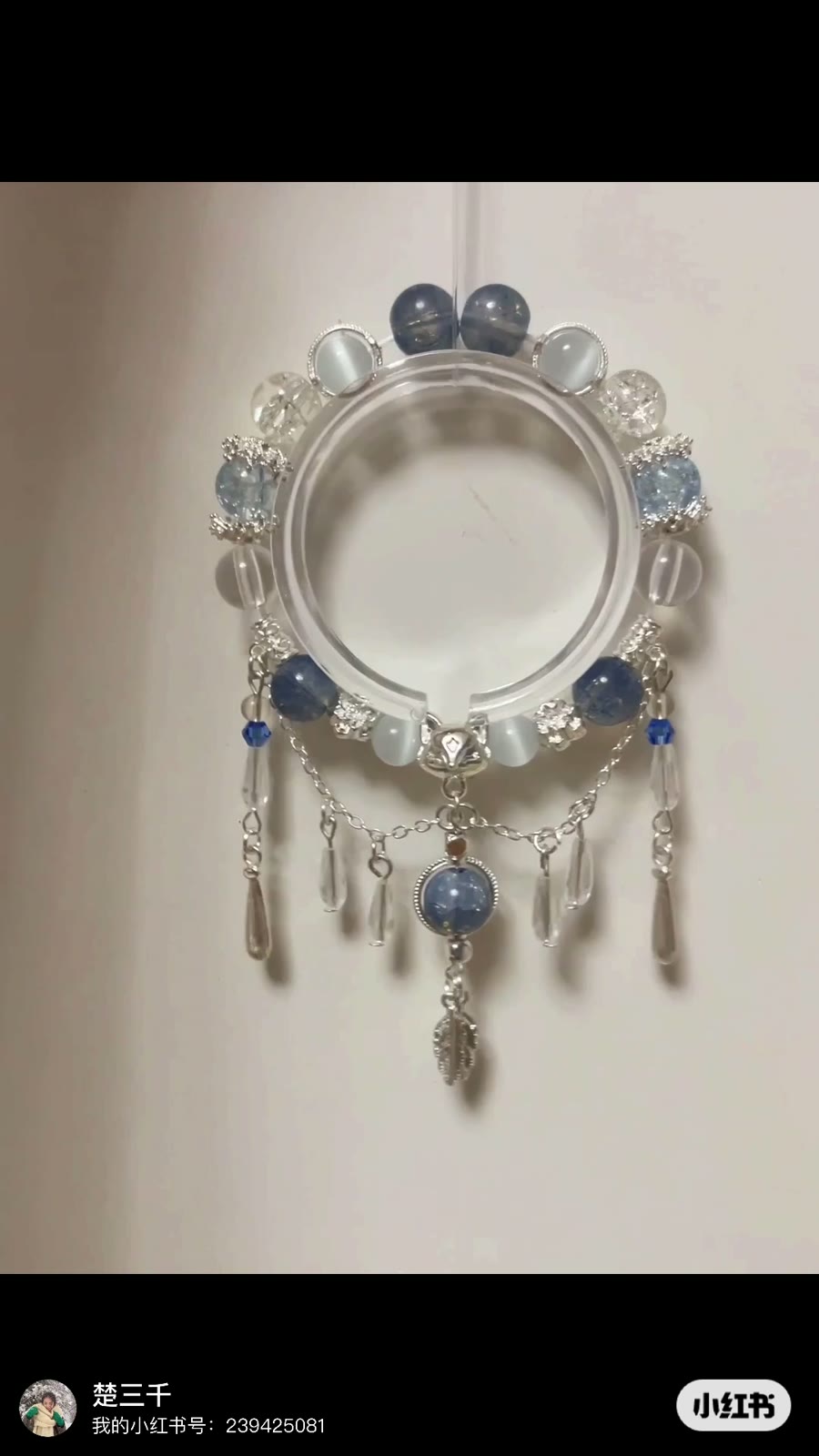 Pulseira de Contas com Pingente de Raposa Prateado Azul e Branco