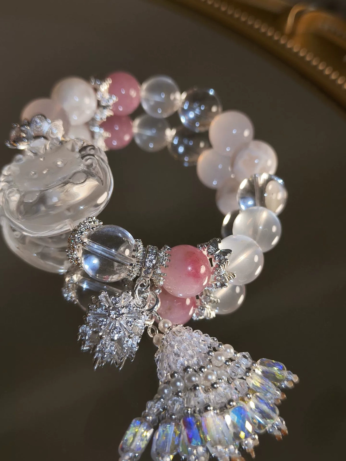 Bracelet en perles de quartz blanc avec dragon-renard sculpté