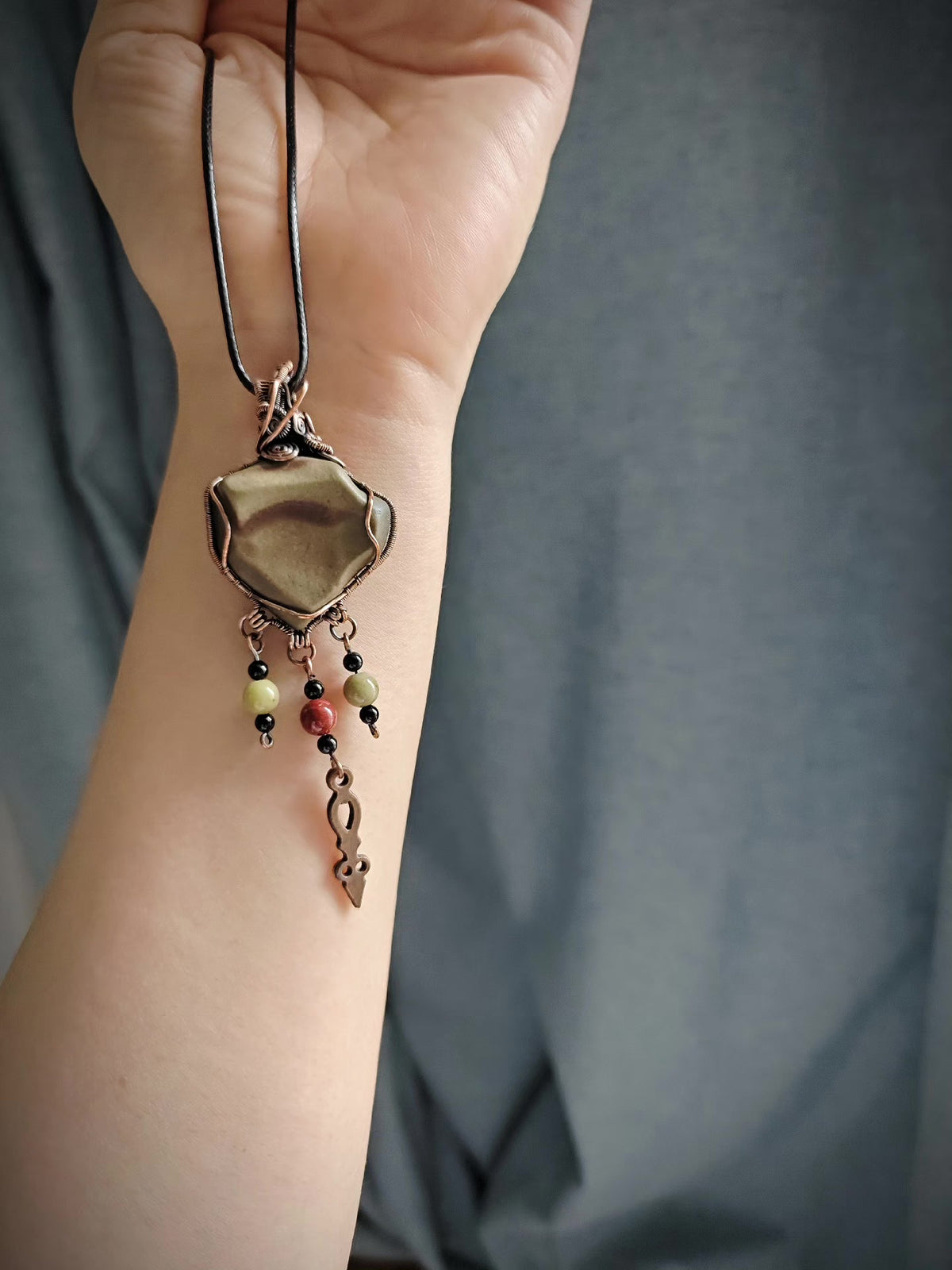 Halsband med färggad Alashan-jade och trådlinjning