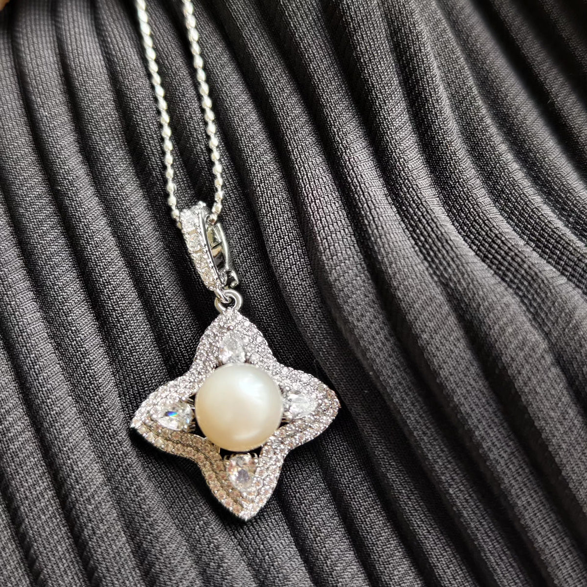 Naturperle mit vierzackigem Stern-Anhänger