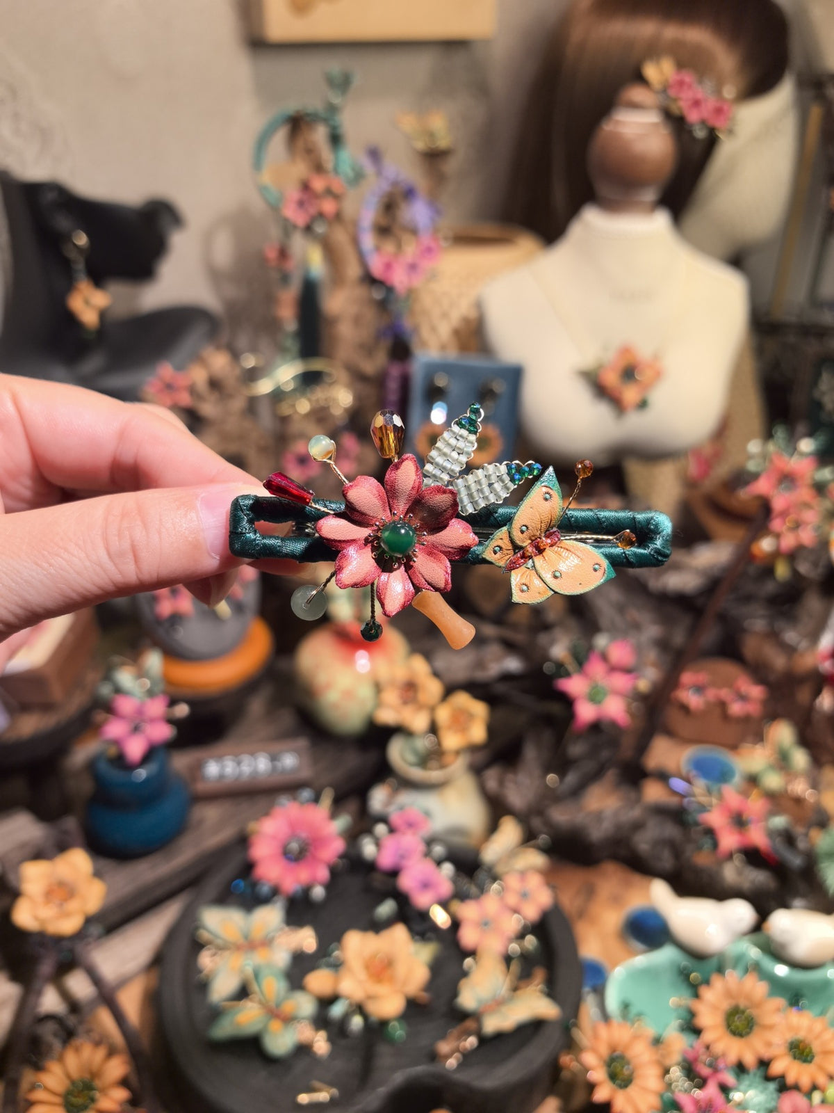 Gancho de Cabelo Artesanal de Couro com Flor e Borboleta