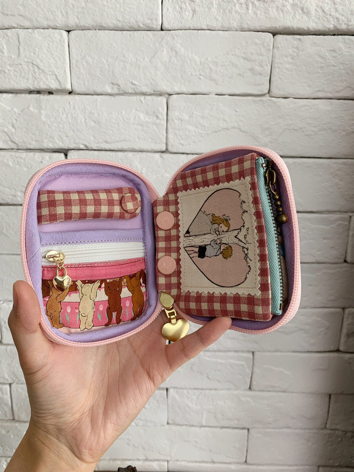 Gingham Oxford Pouch with Heart Zipper