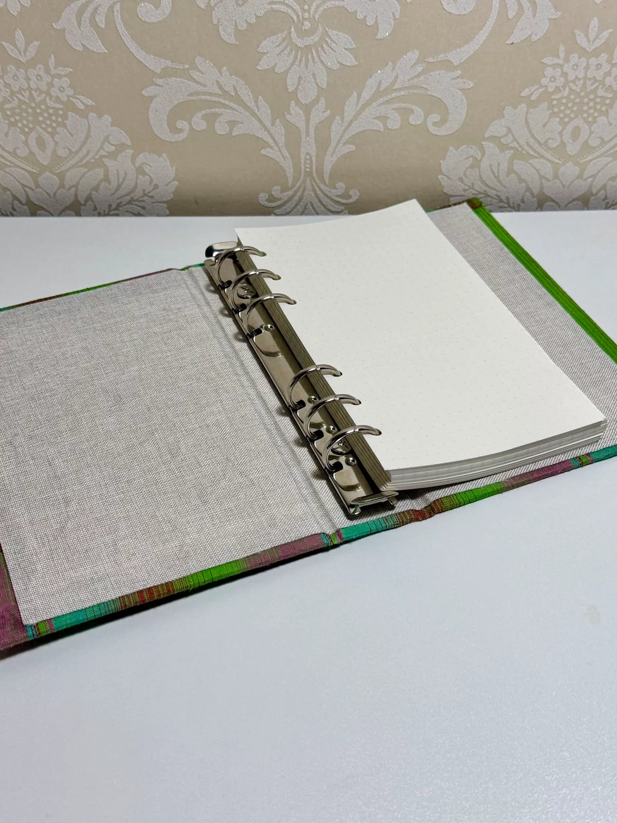 Carpeta de hojas sueltas A6 hecha a mano con botones de colores