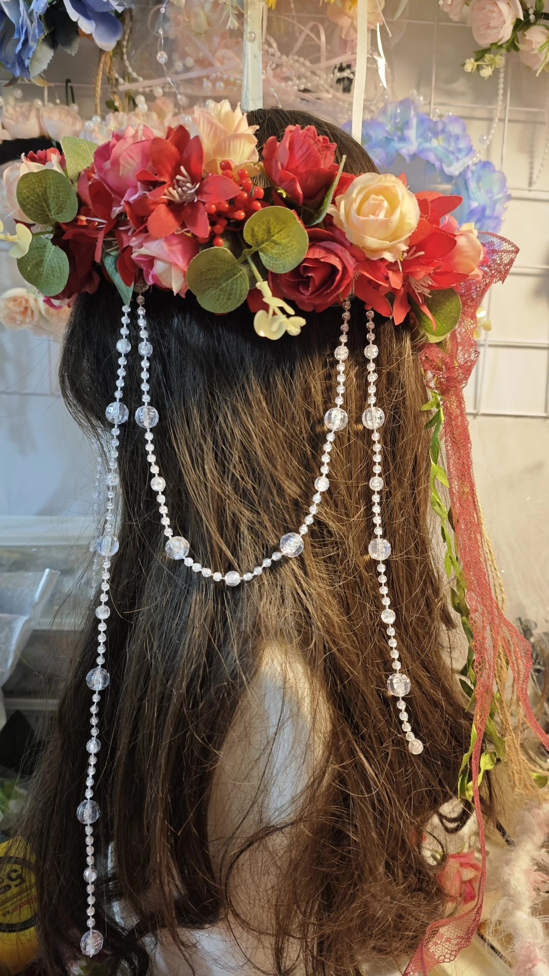 Blomkrans med röda rosor och päreltofsar