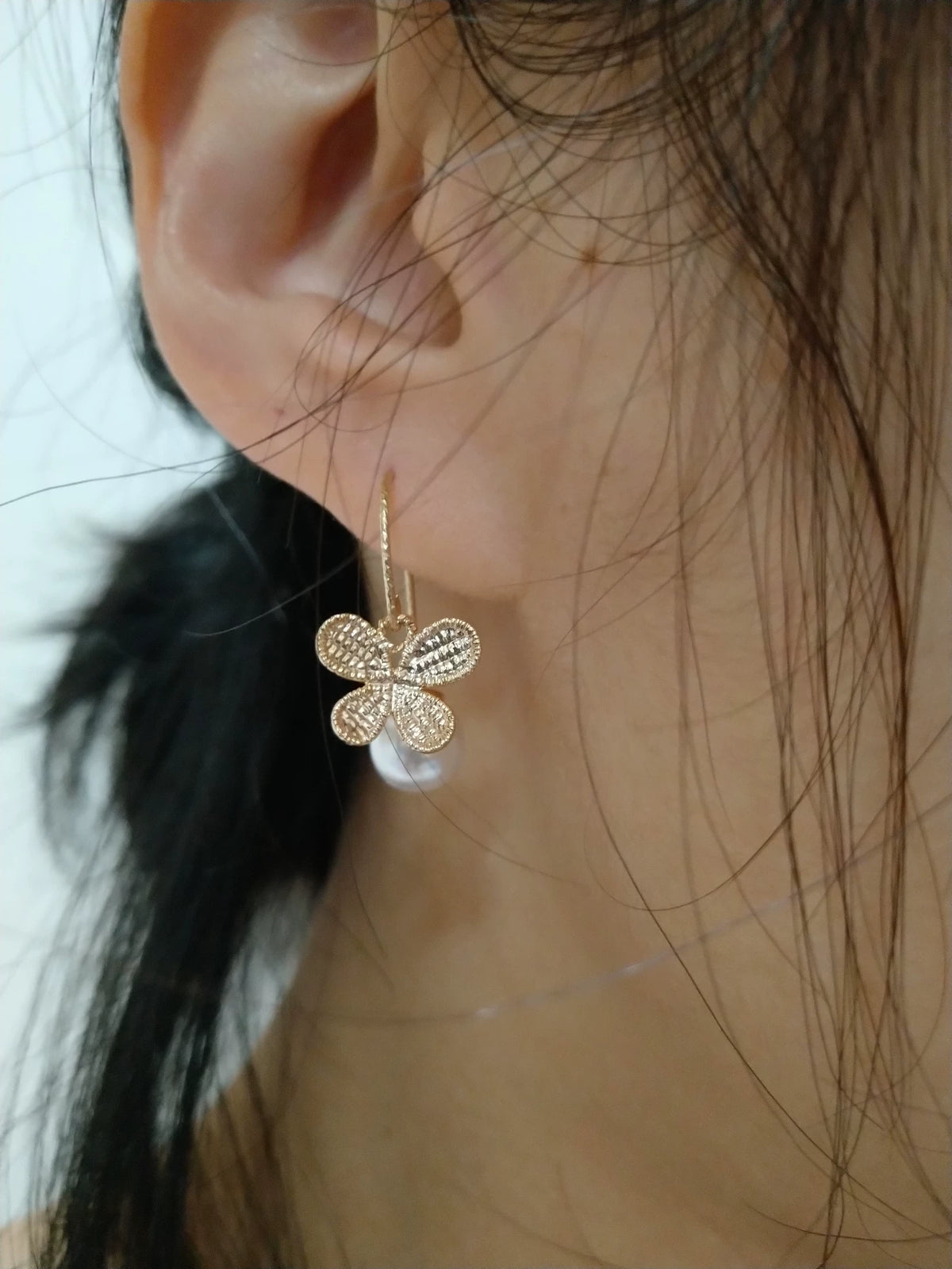 Orecchini pendenti con farfalla e perla in gold filled
