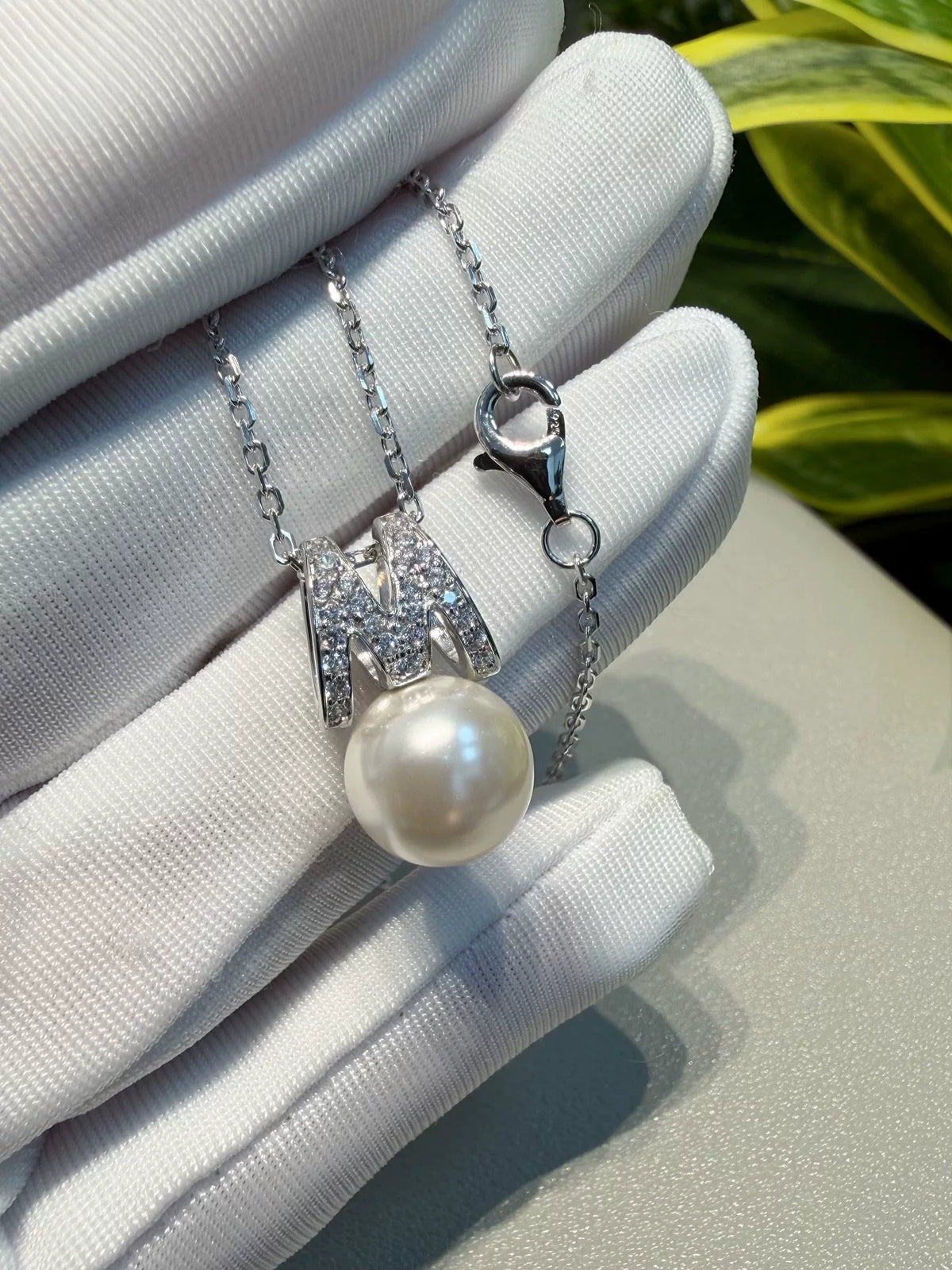 Collana con perla e lettera M placcata rodio
