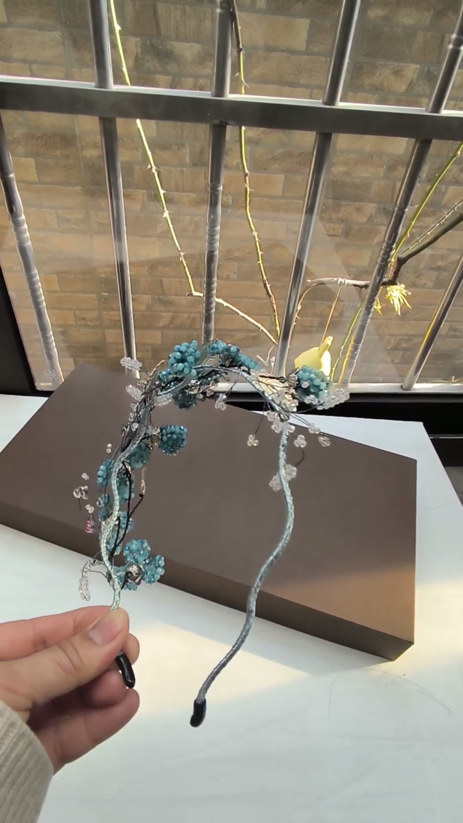 Bandeau fleuri en cristal bleu fait main