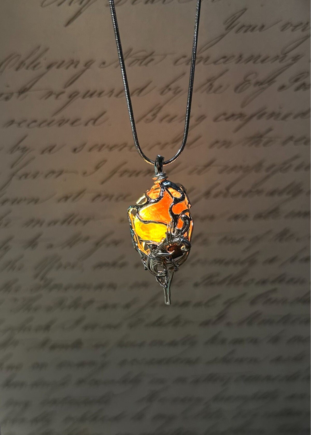 Anhänger-Kette mit rosa Glas und Drahtumwicklung