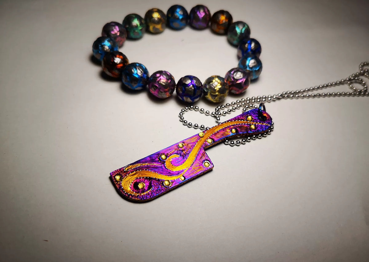 Pendentif couperet en titane anodisé irisé