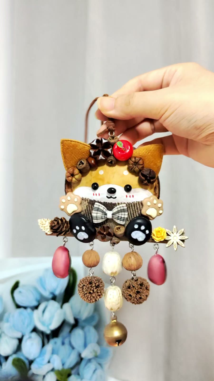 Adorno colgante de Shiba Inu en vaina natural hecho a mano