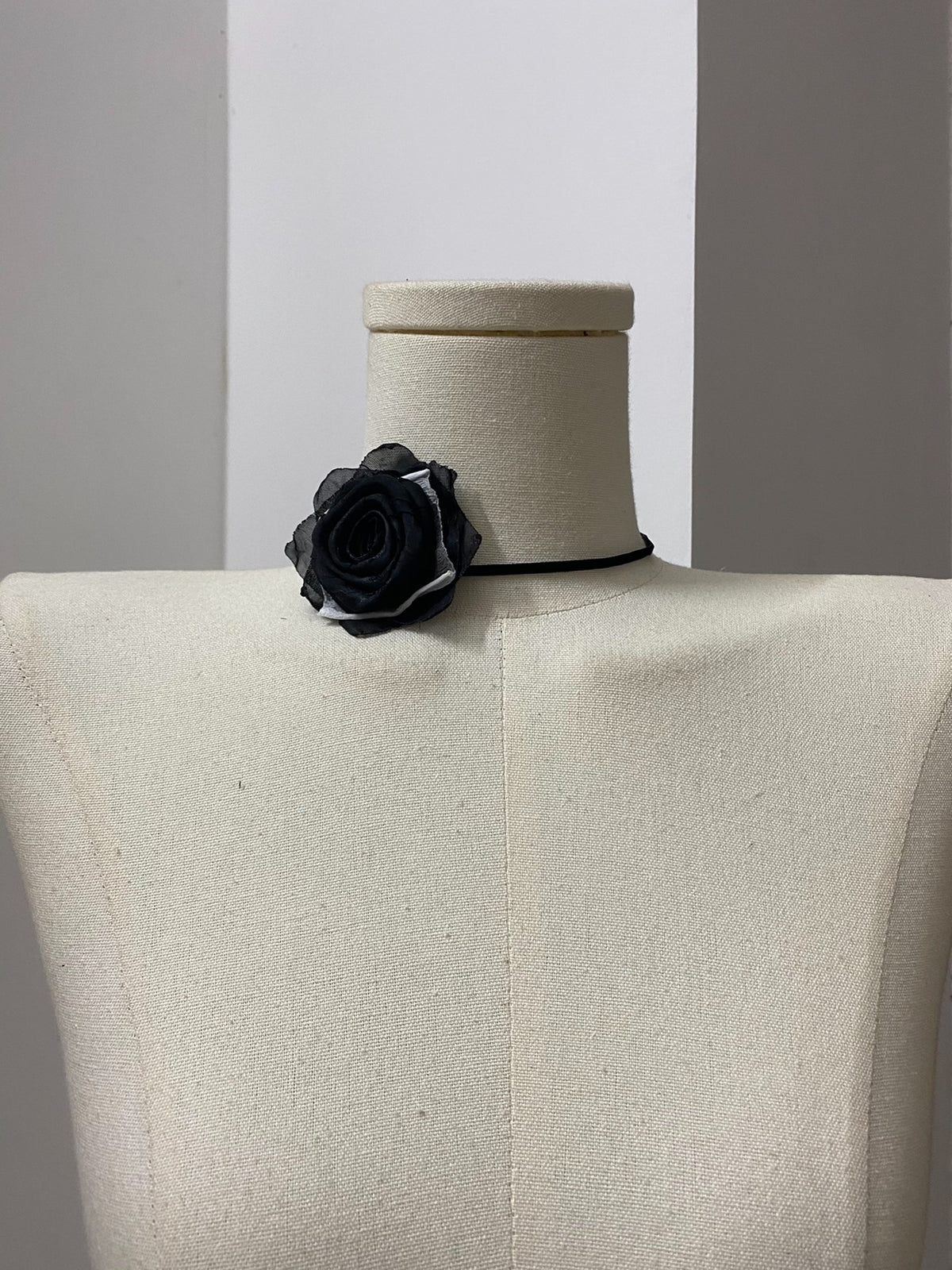 Collier-choker artisanal rose noire