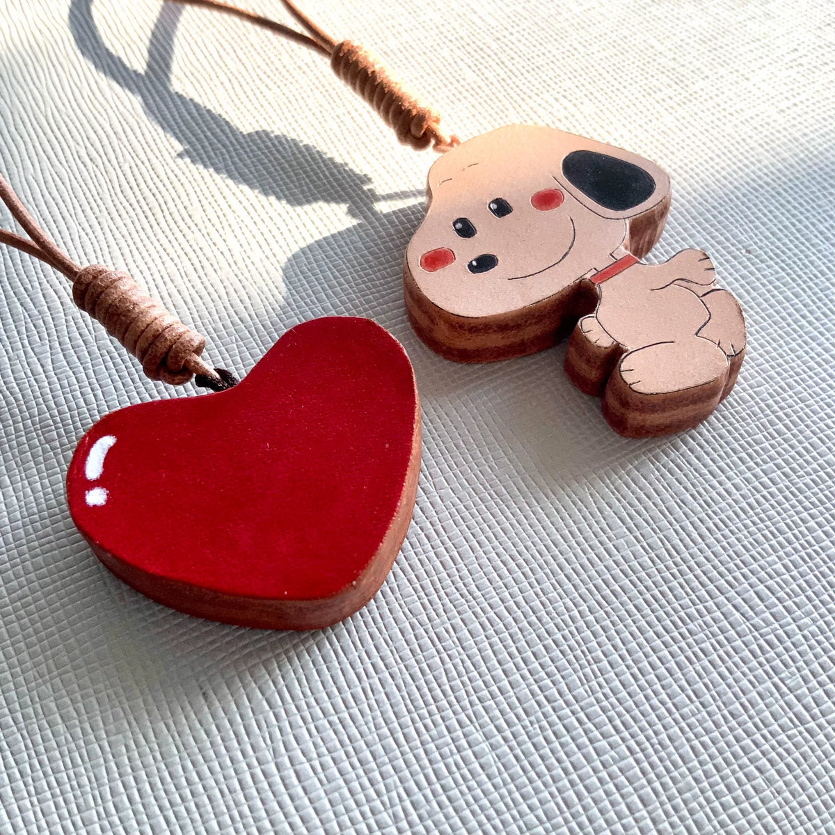Set de colgantes de cuero de perro y corazón artesanales