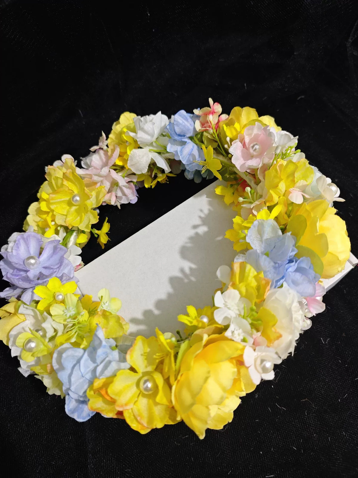 Handgakte gele bloemkrans met volledige bloemen