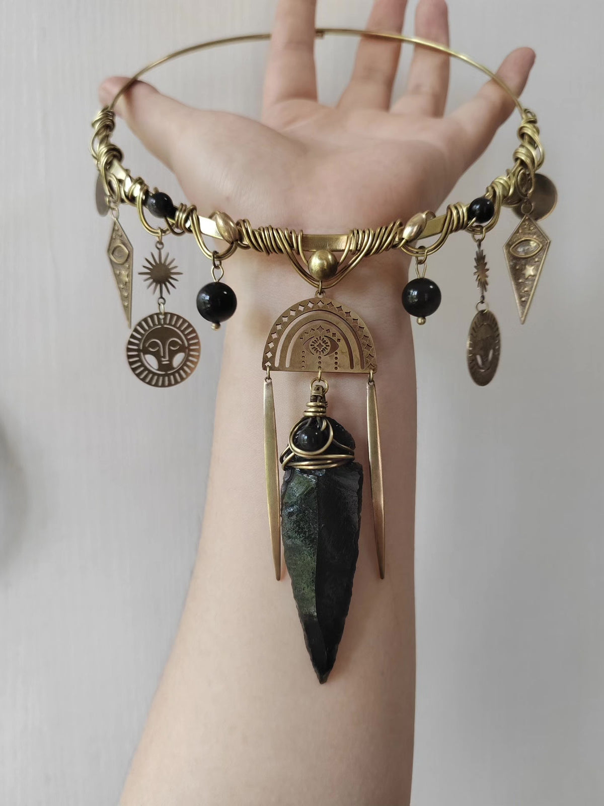 Handgjord choker i koppartråd med obsidian