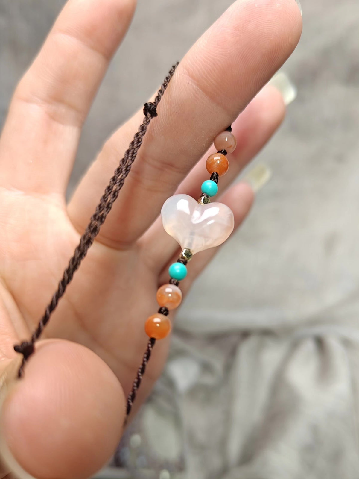 Pulseira de Calcedónia Rosa com Coração Tecida à Mão