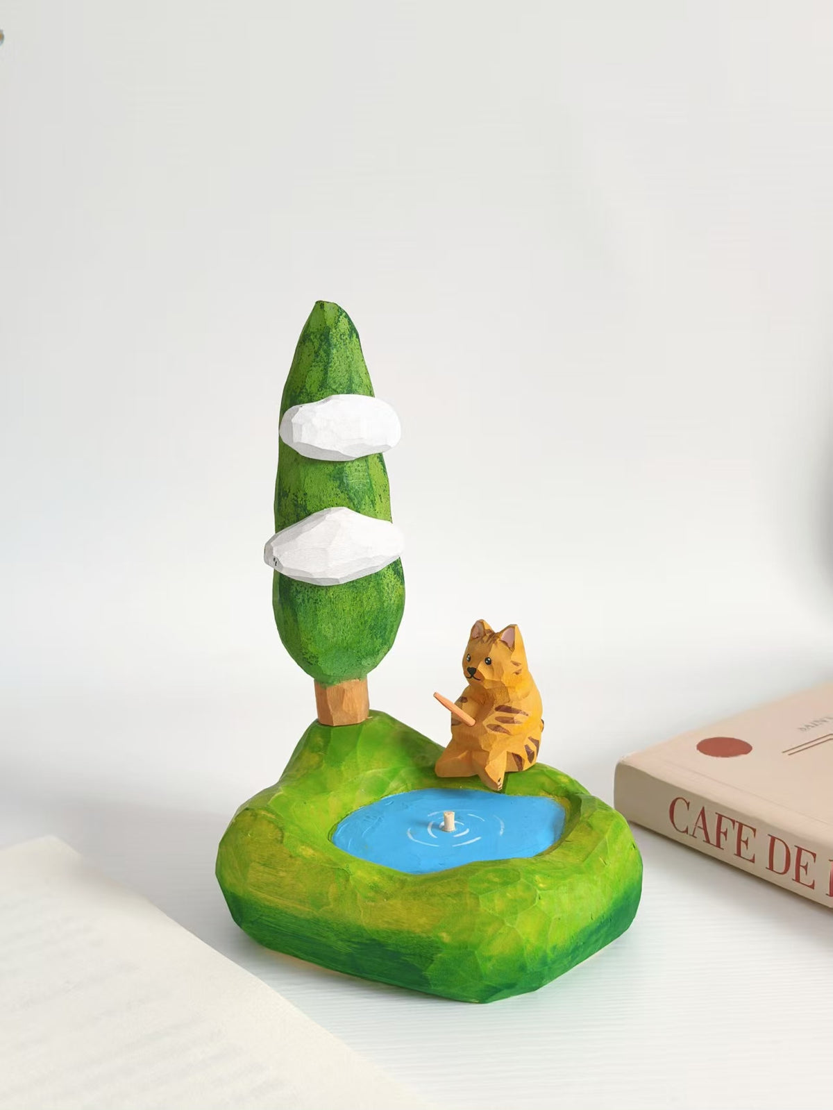 Ornamento Diorama Gatto che Pesca in Tiglia Artigianale