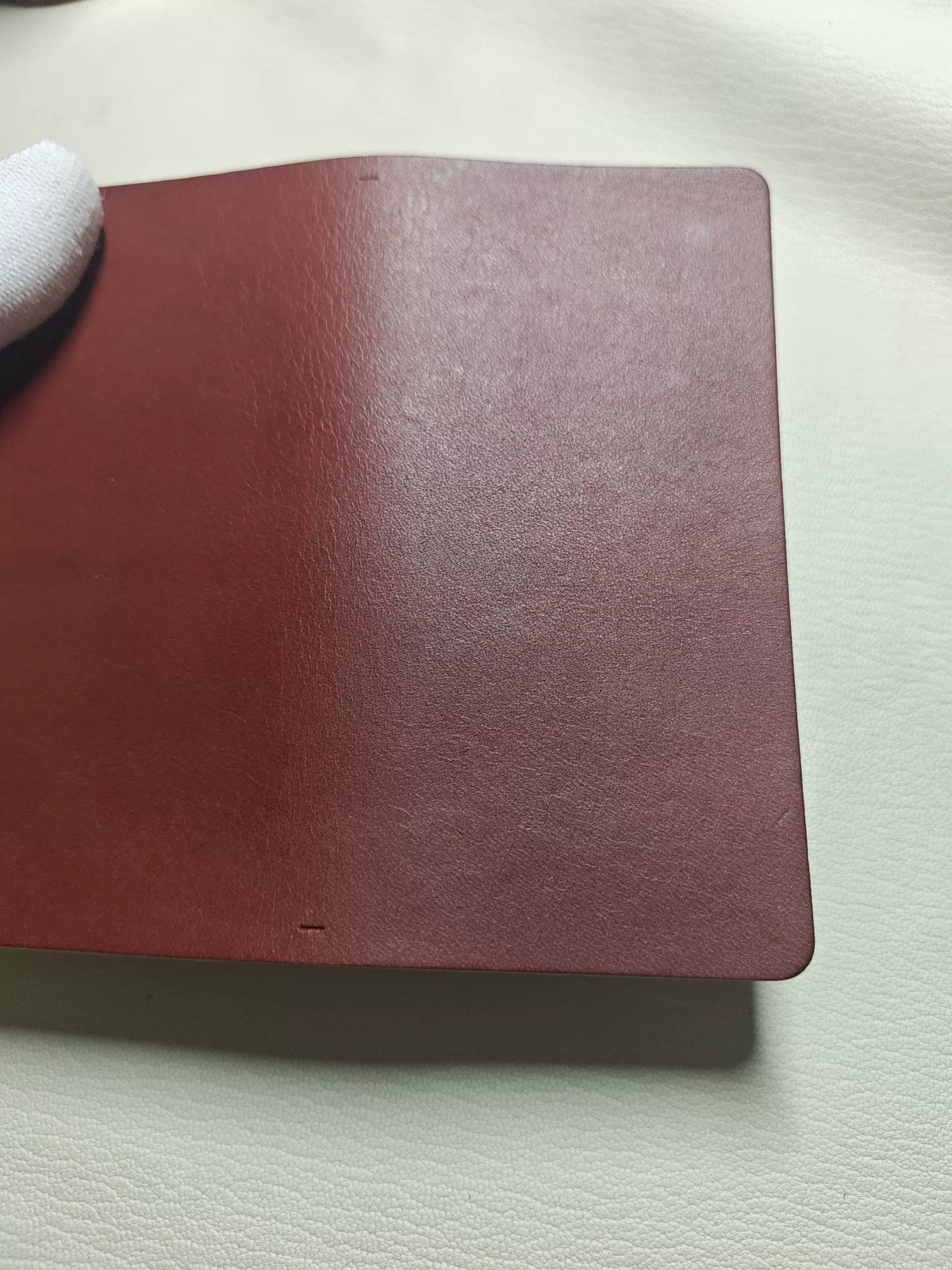 Handgefertigter Planbuch-Einband aus Leder in Weinrot
