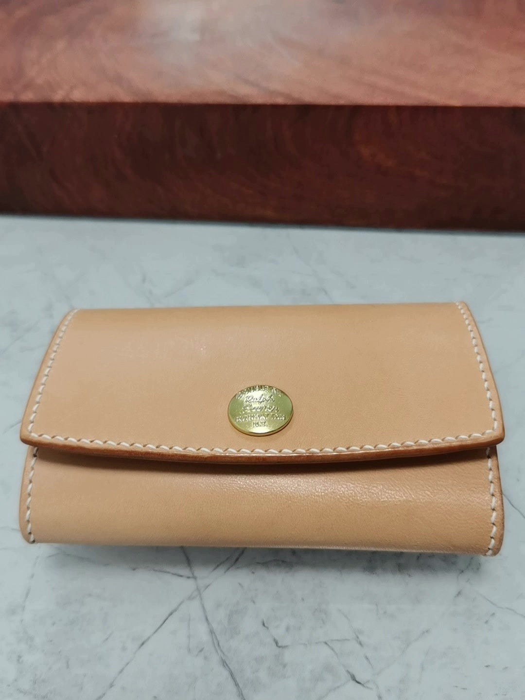 Handgefertigtes Schlüsseletui aus Leder mit Gold-Hardware