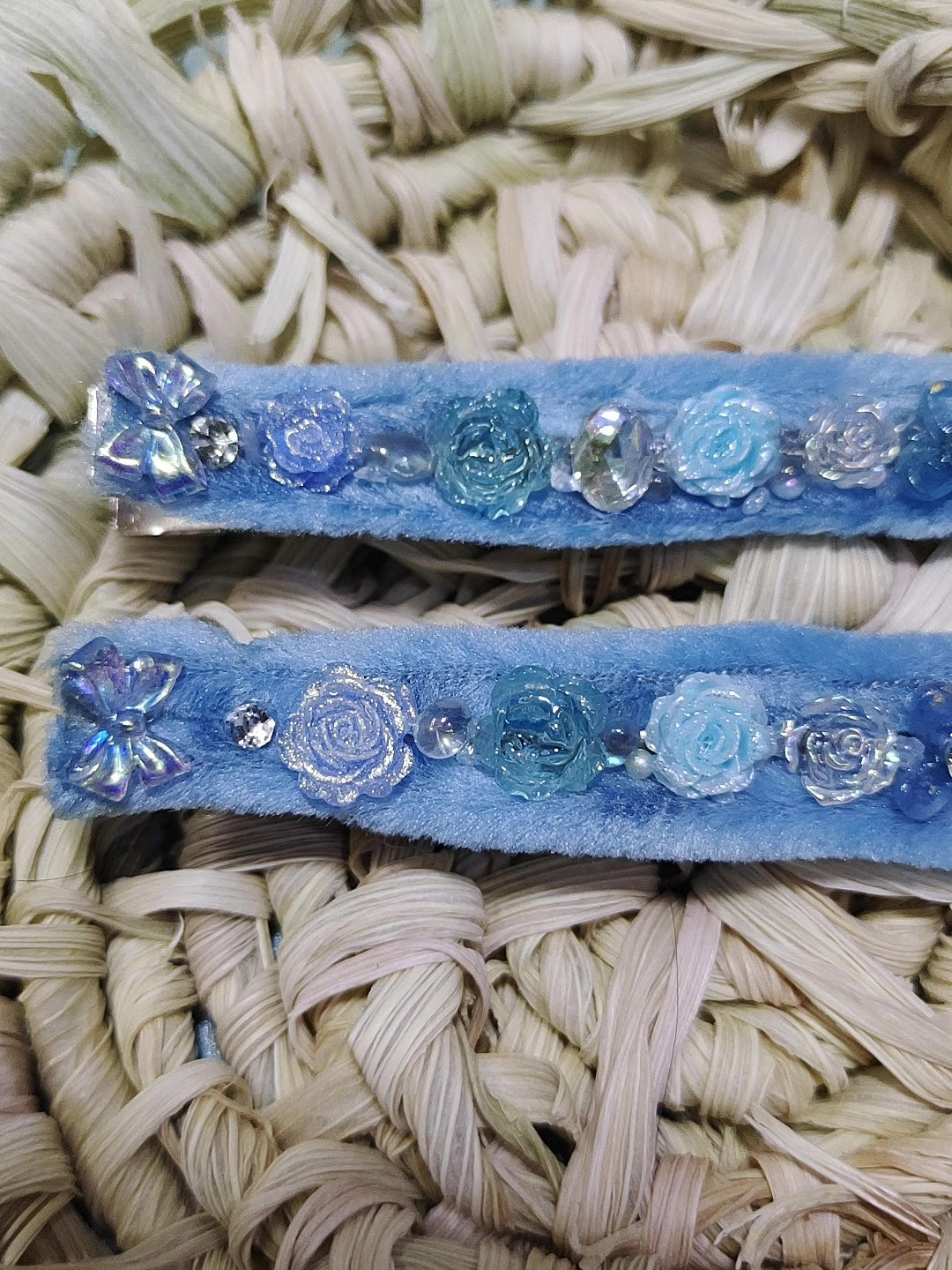 Haarspangen-Set aus blauem Plusch und Kristallblüten