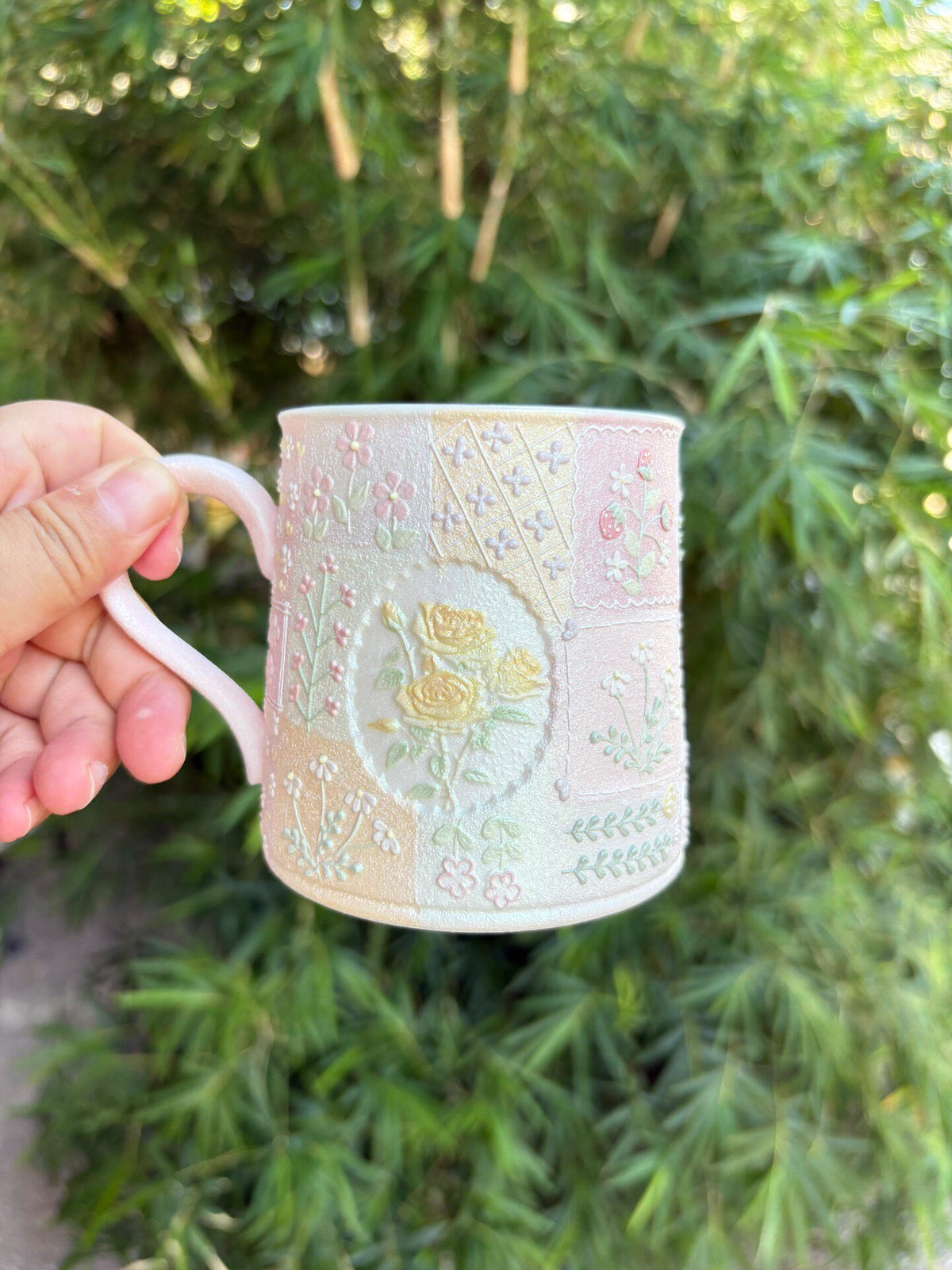 Tasse en céramique avec motif floral en relief givré d'argent