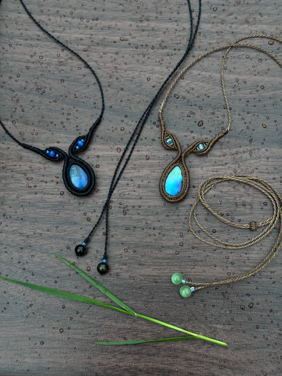 Makramé-halsband med dubbelöga och labradorit