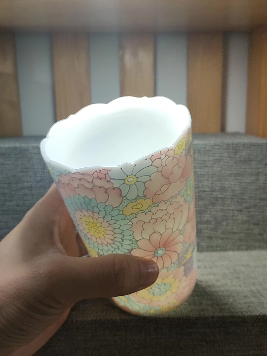 Caneca Pintada à Mão com Borda Floral em Argila Jade