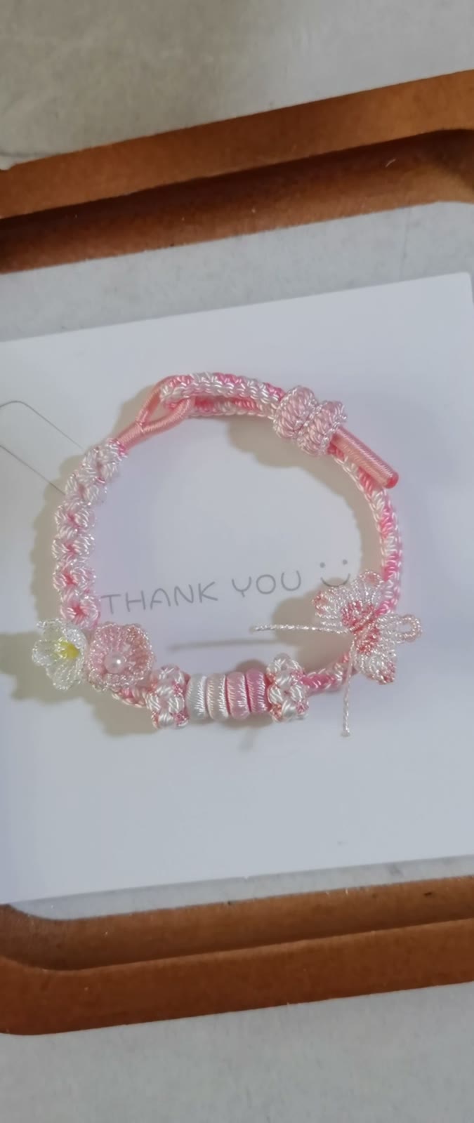 Braccialiale in corda intrecciata rosa con farfalla