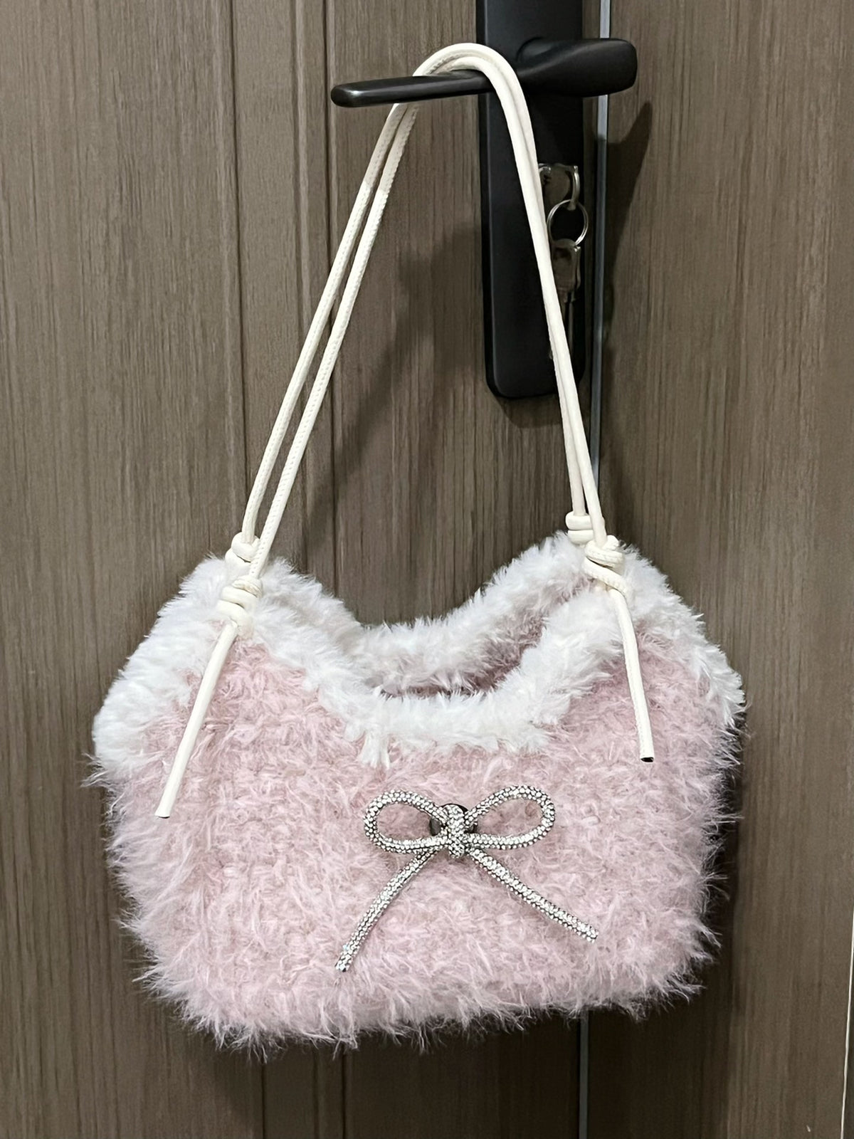 ソフトピンクのファジーショルダーバッグ