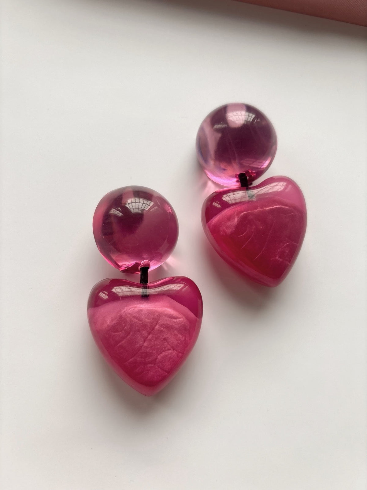 Örhäng med hjärta och pärla i rosa resin