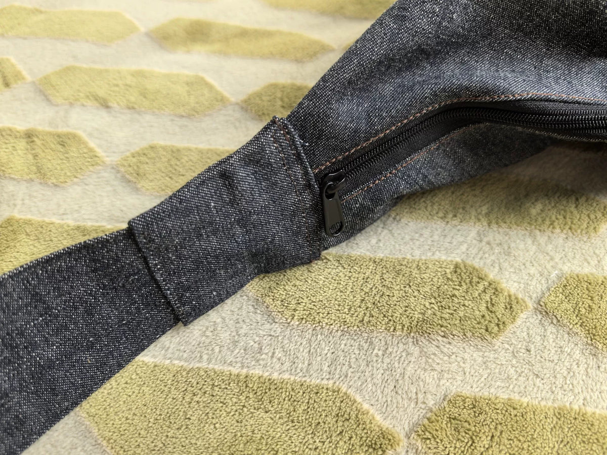 Weiche DADA Umhängetasche Crossbody Bag mit Kalligraphie-Muster