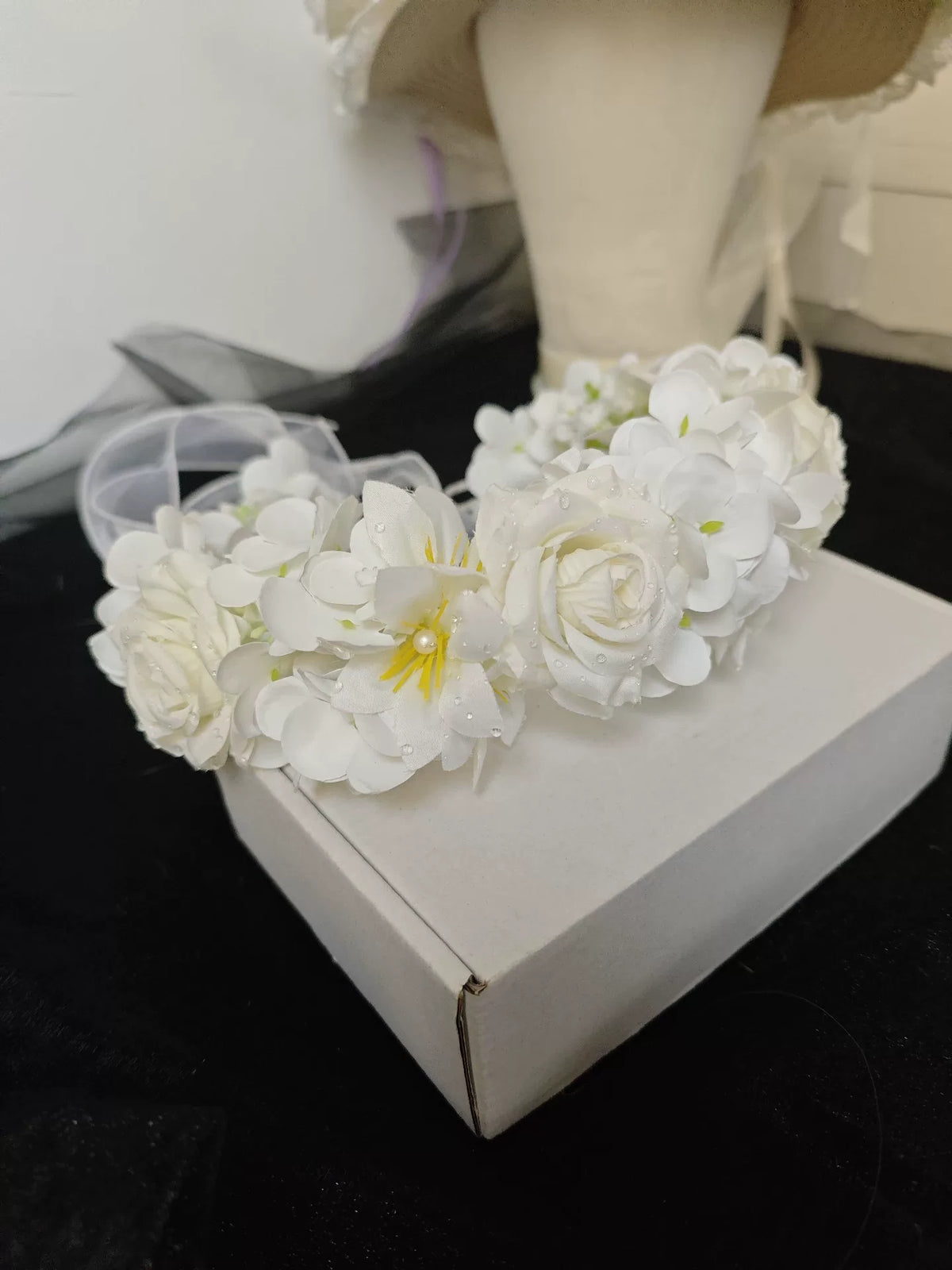 Kvit handgjord blomsterkrans med rosor och liljor