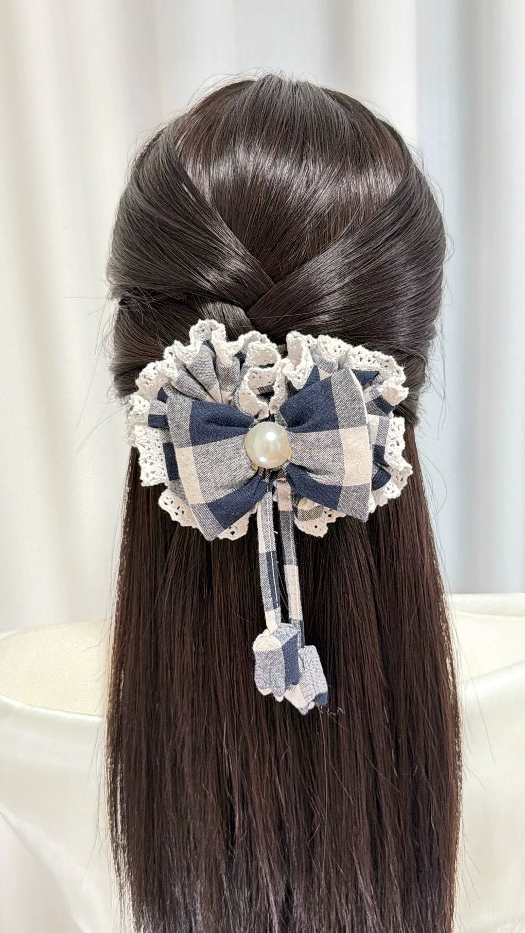 Molletta per capelli con fiocco in gingham blu navy e perla