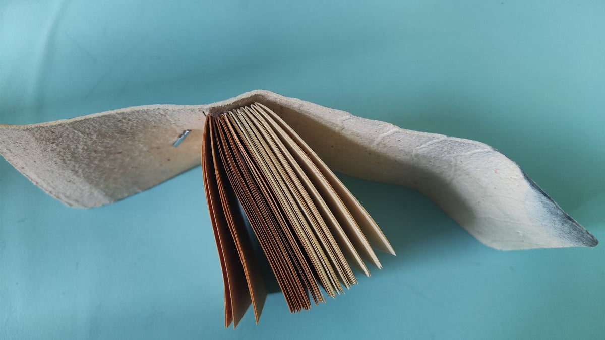 Tie-Dye-Ledernotizbuch mit Kraftpapier-Seiten