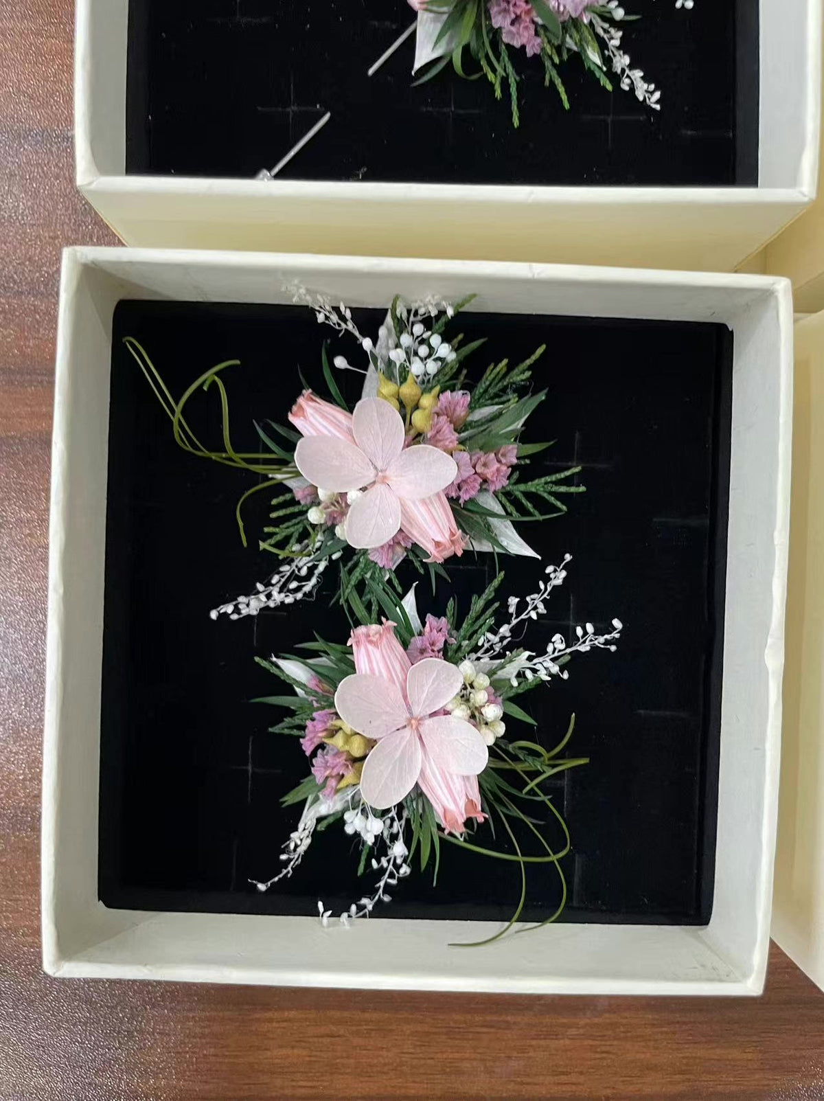 Set di accessori floreali in mugiglio conservato rosa: anello, boutonnière e polso