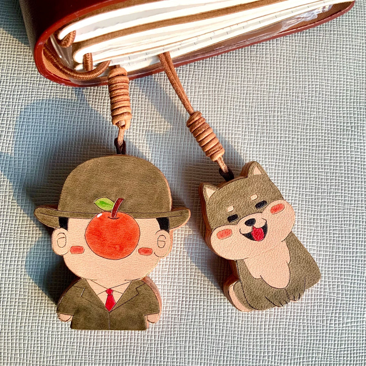 Conjunto de Três Charms de Couro Esculpidos à Mão