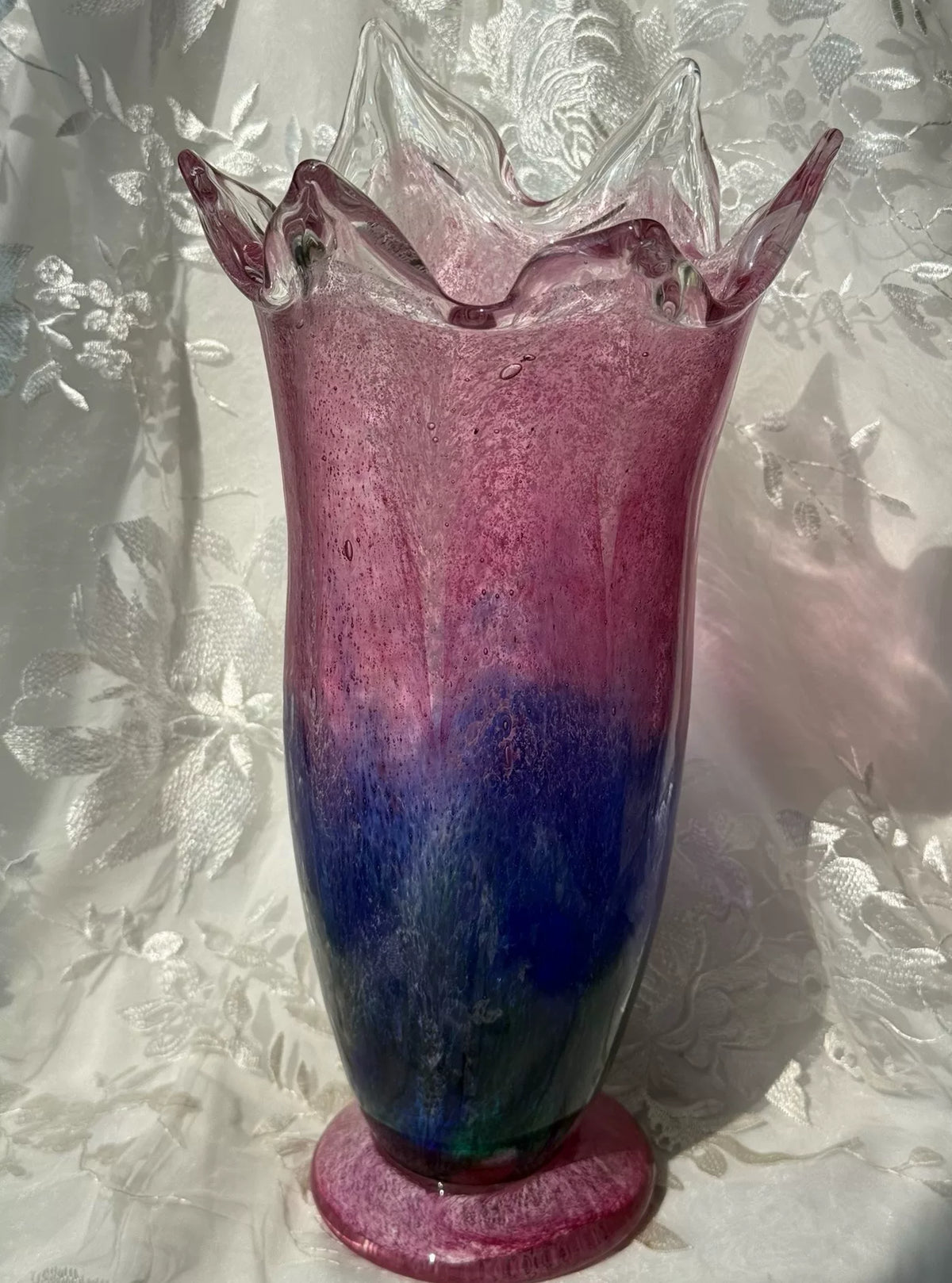 Vase haut en verre rose, bleu et vert avec rebord flamme