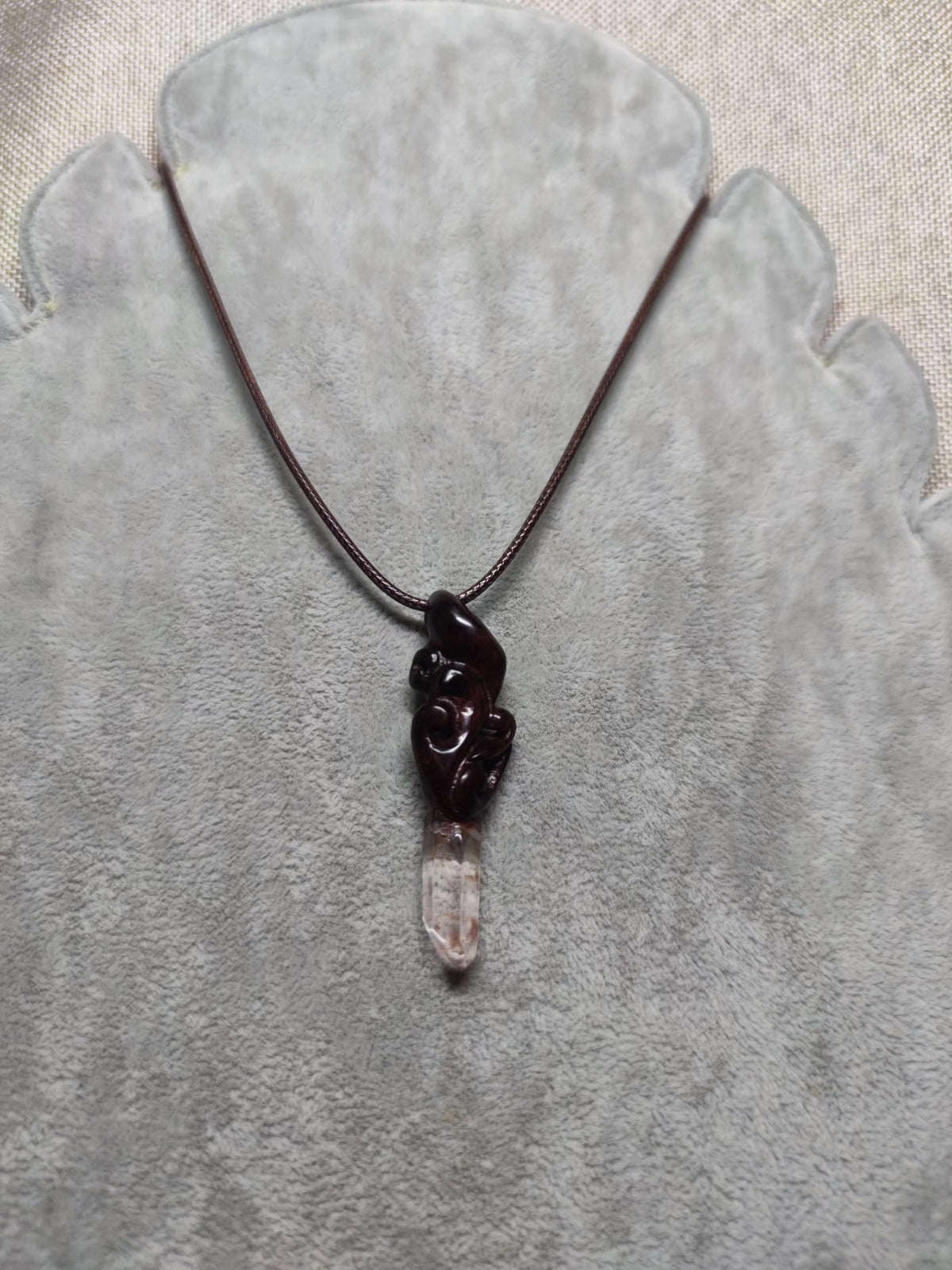 Collier pendentif nuage en bois et quartz blanc