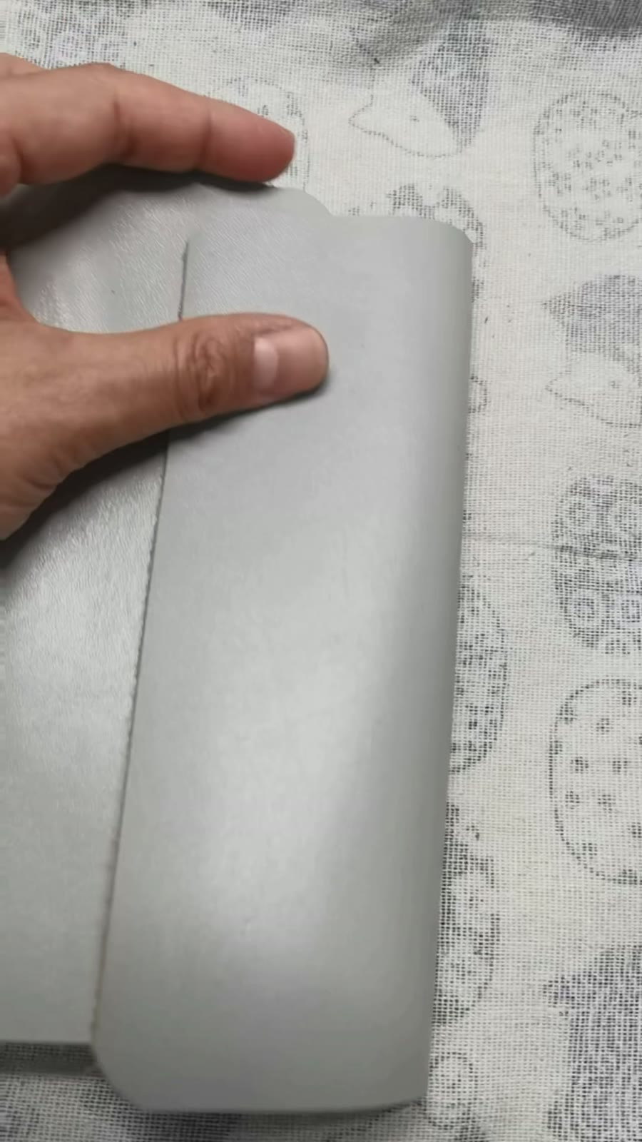 Ljusgrått omslag i läder för resedningsbok, tredelat