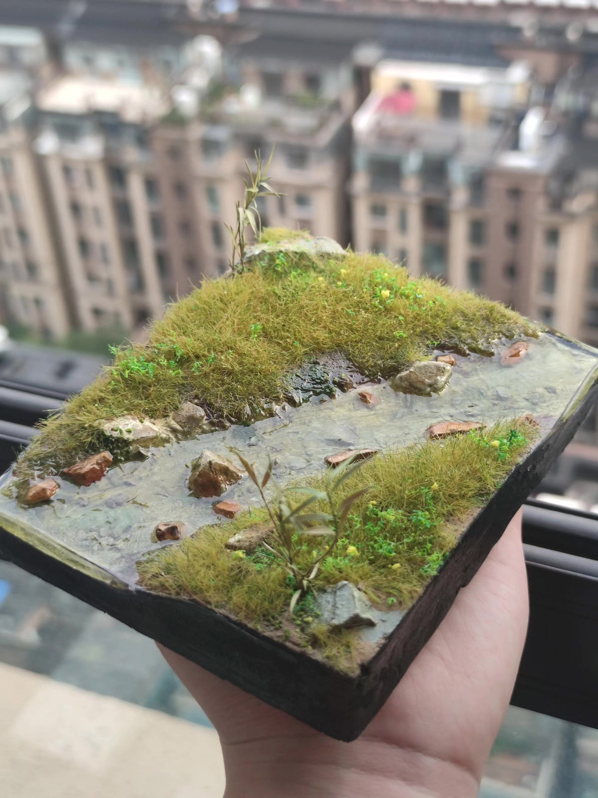 Base de diorama con arroyo a escala 1:64