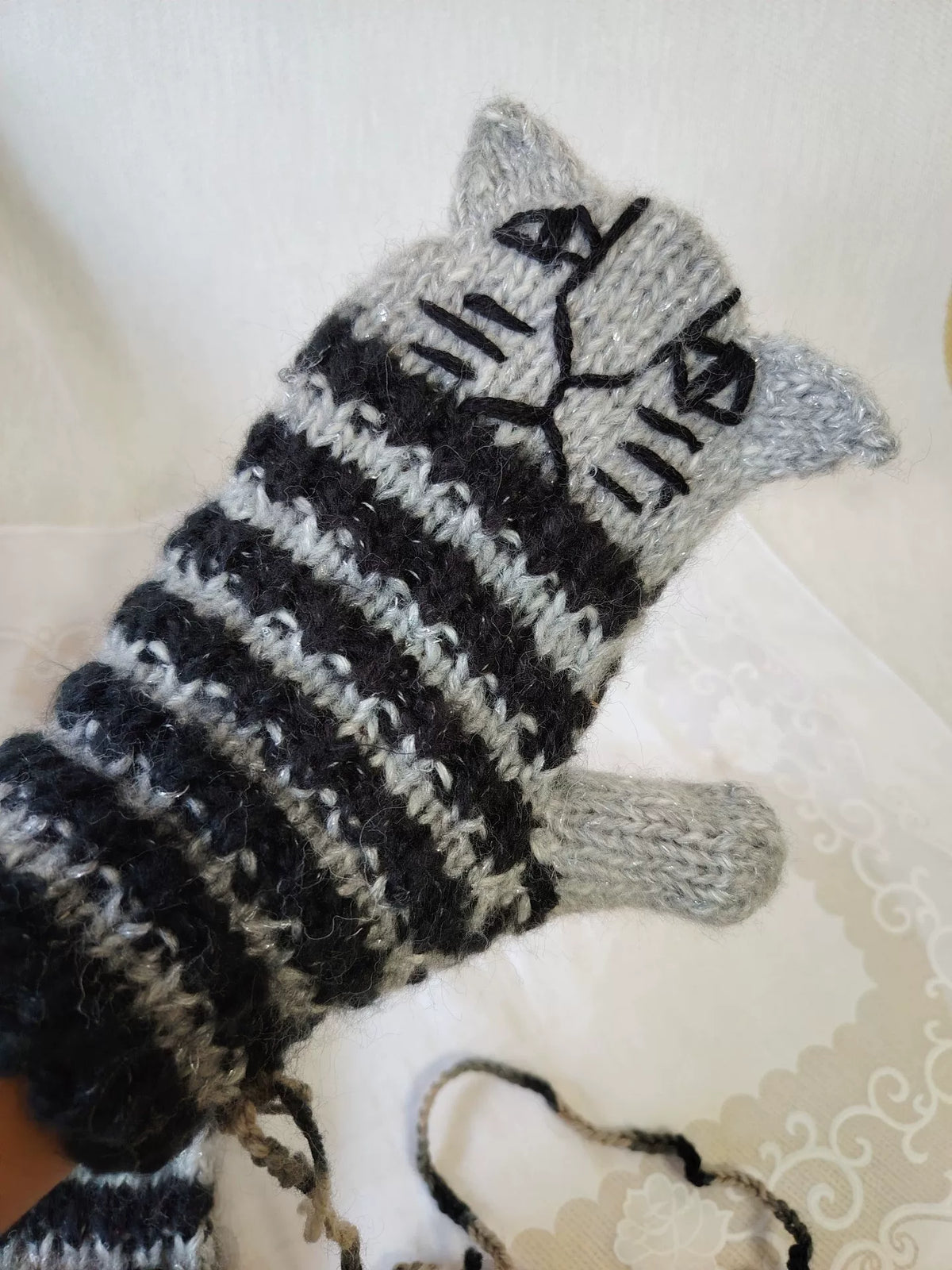 Handstickade ullvantar med kattsmotiv