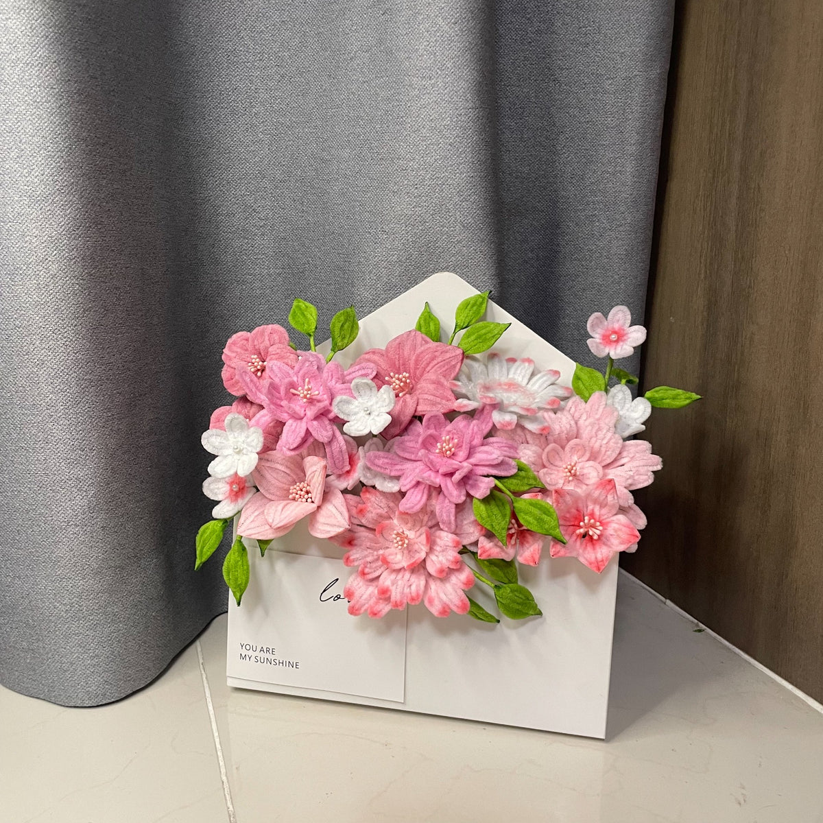 Ramo Floral em Envelope Cor-de-Rosa com Folhas Verdes
