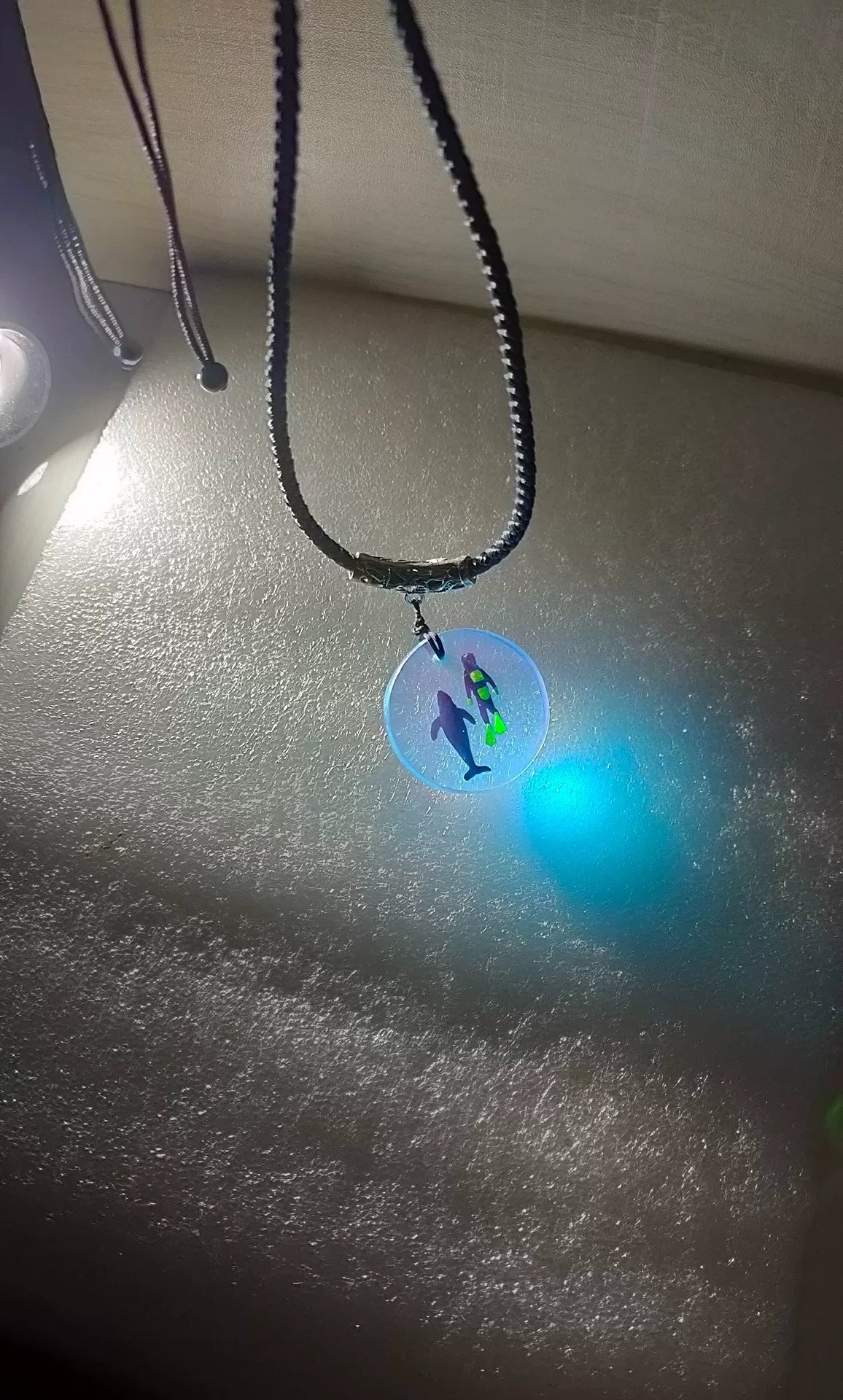 Collar con colgante de ballena y buzo azul luminoso
