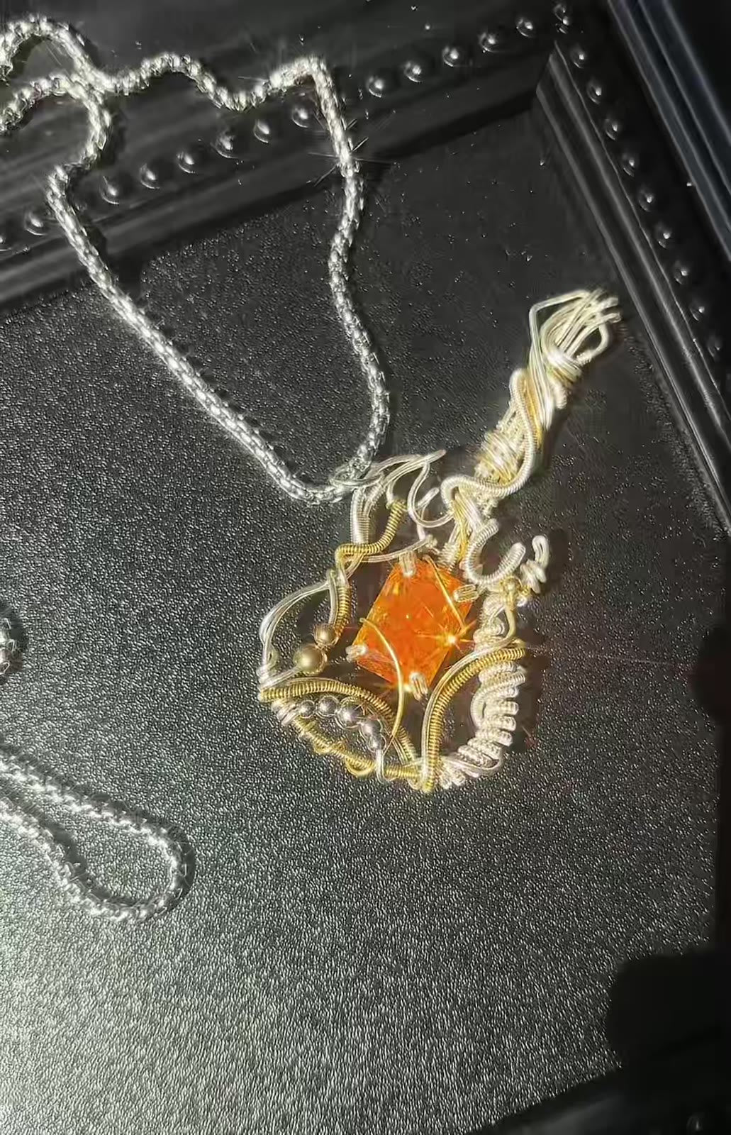 Collier pendentif artisanal torsadé