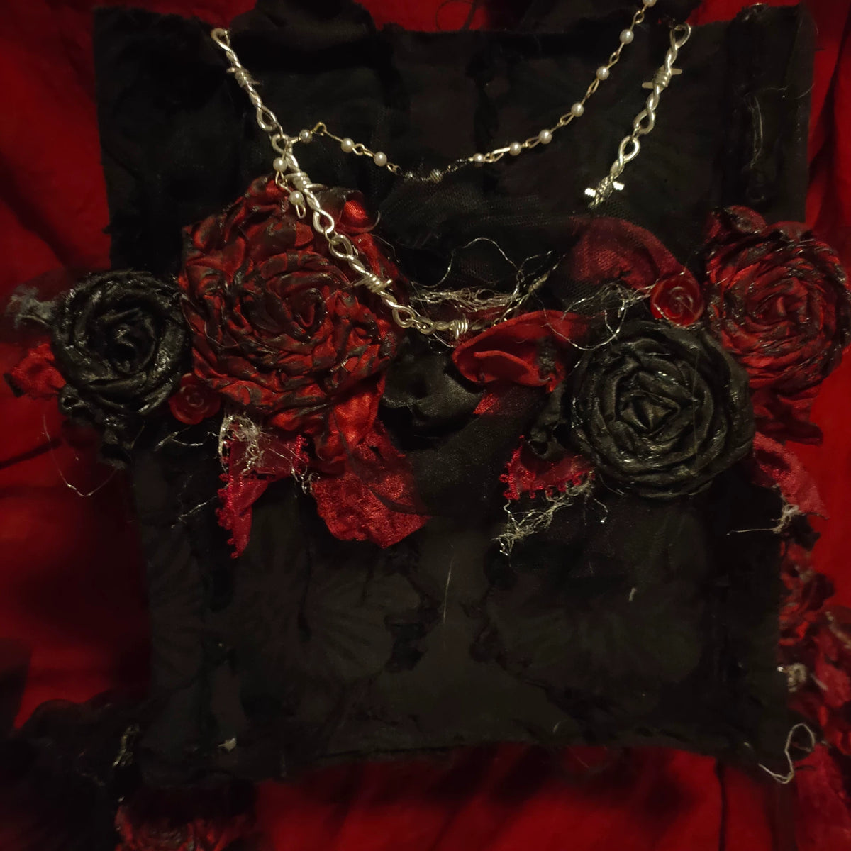 Borsa tote gotica artigianale con rose rosse in tessuto