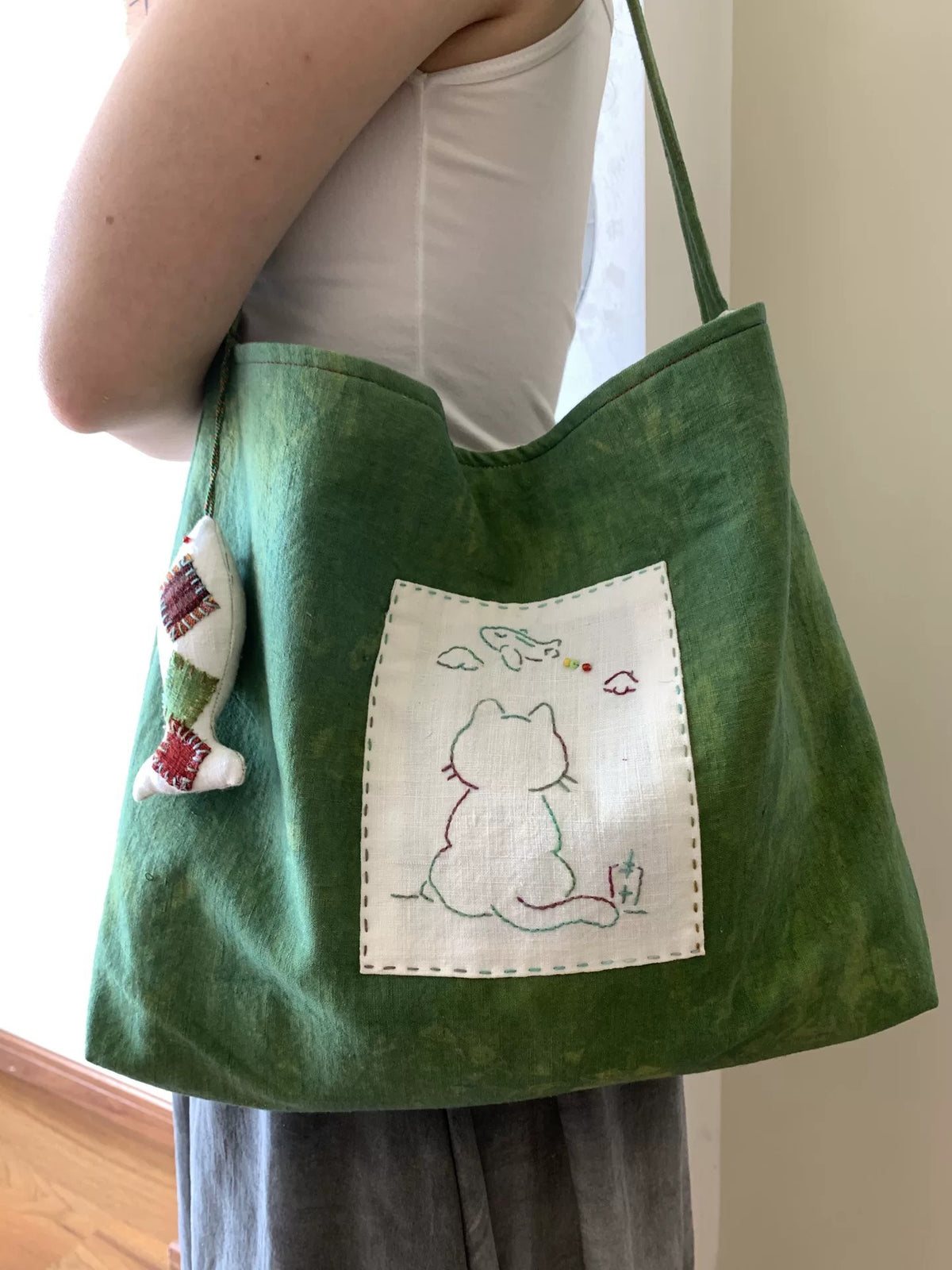 Handgefertigter Shopper aus pflanzlich gefärbter grüner Baumwolle mit Katzenmotiv