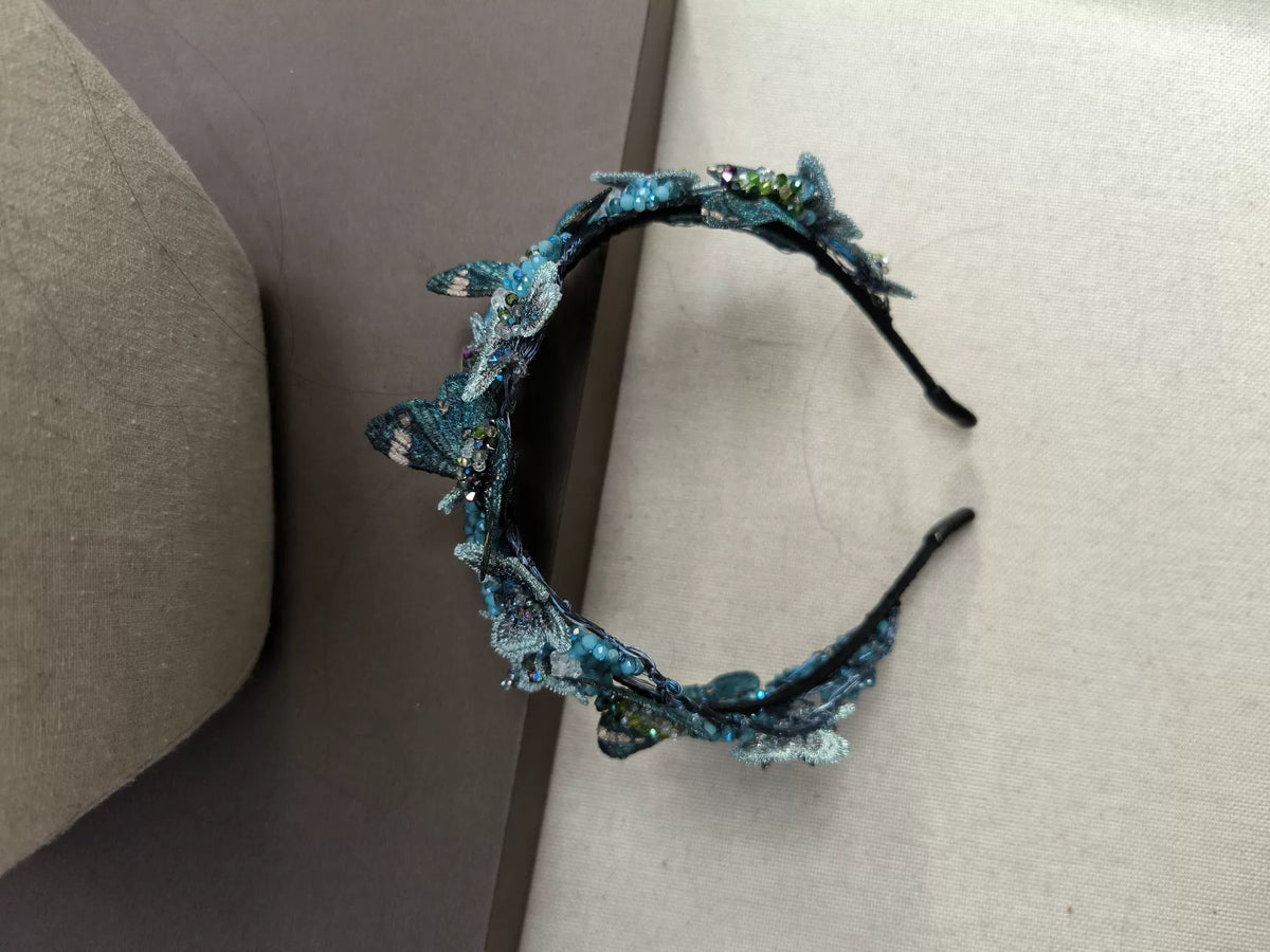 Brede haarband met gebuurde blauwe vlinders