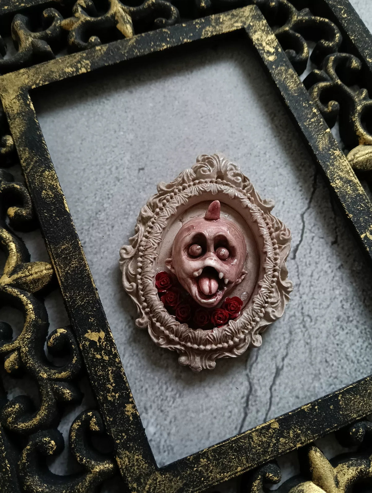 Broche de cabeza de demonio gótico con rosas rojas
