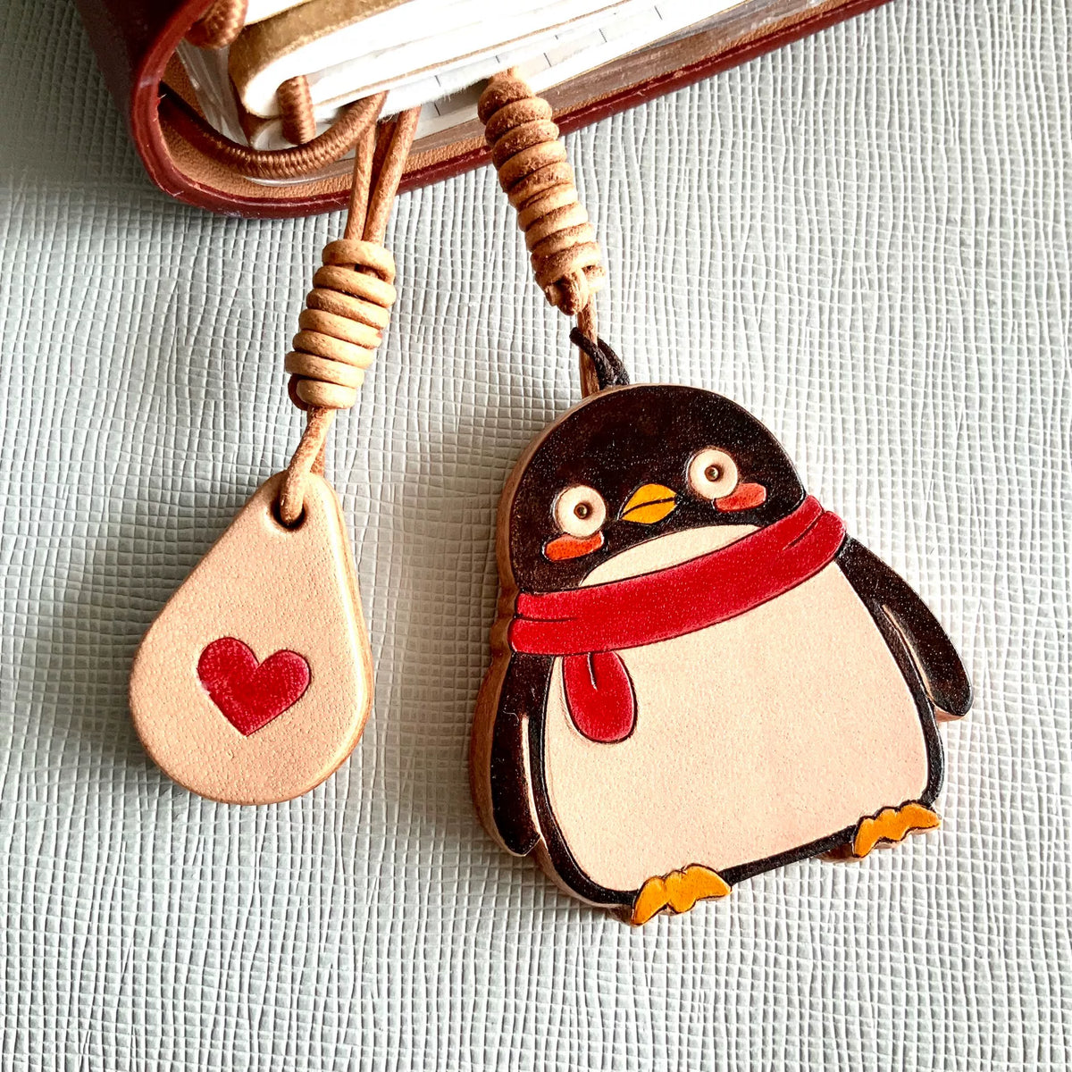Chaveiro e Pingente de Pinguim em Couro Artesanal