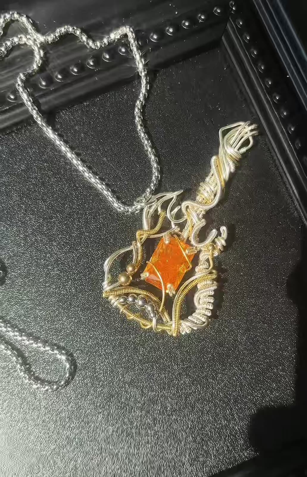 Collier pendentif artisanal torsadé
