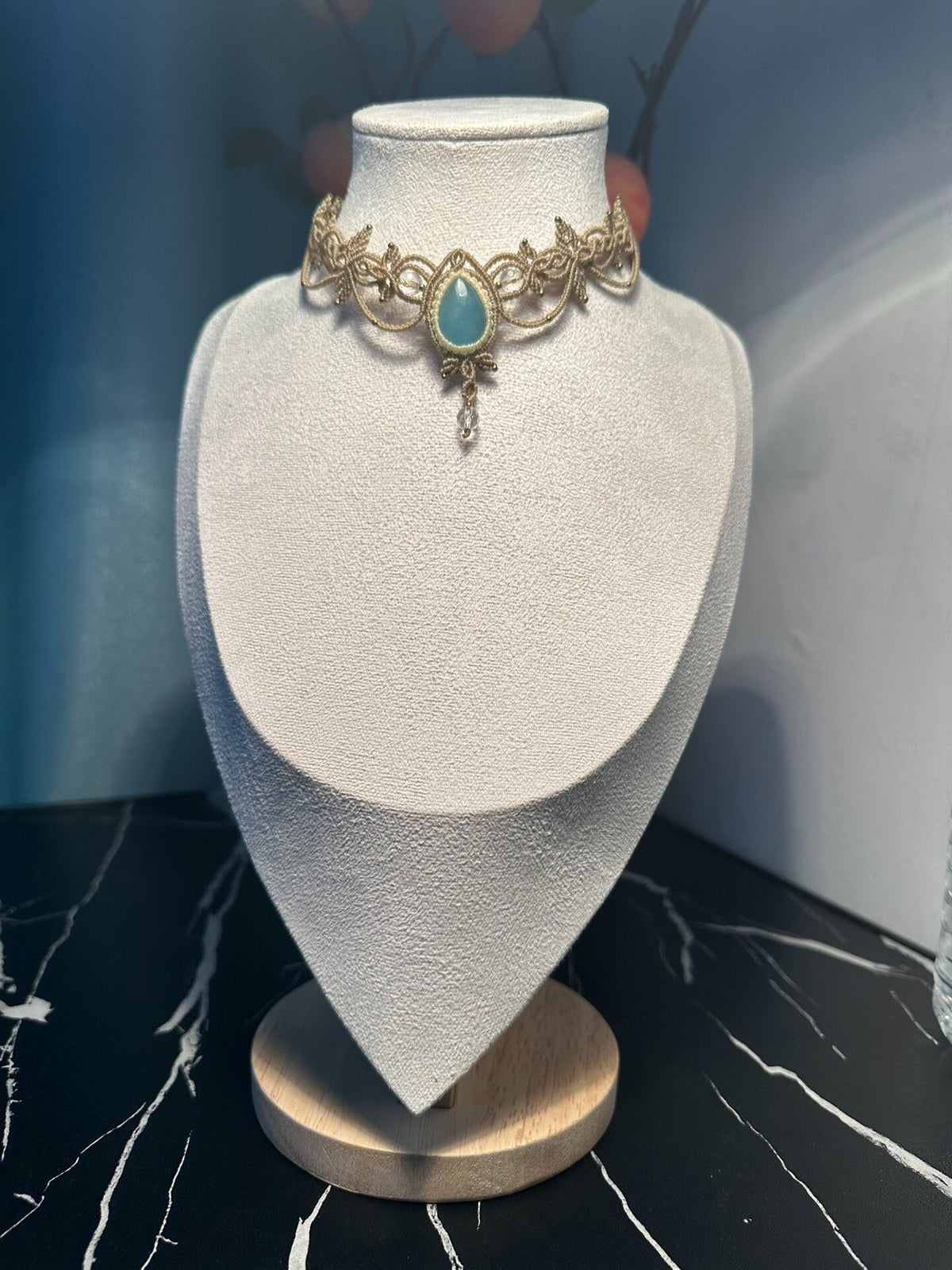 Gargantilla de macramé con aguamarina